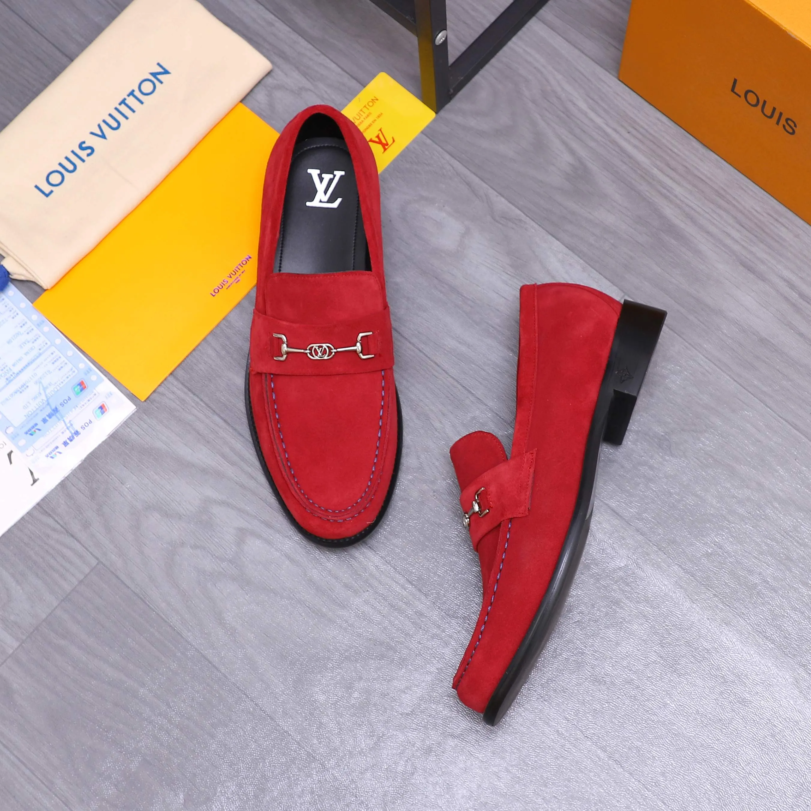 Men's shoes 💰660 Product trademark: LV [Louis Vuitton] business casual slip-on leather shoes, regular size. Size: 39-44 (38.45 custom-made, non-refundable) Product materials: Selected frosted cowhide upper, cowhide lining, original outsole